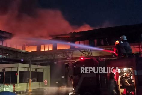 Pabrik sandal porto kebakaran 15 Jam sudah api membakar Pabrik Sandal Swallow di Jl Kamal Raya No 34, Jakarta Barat